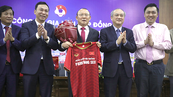 Nhiệm kỳ thứ 2 của ông Park với bóng đá Việt Nam có mức lương cao hơn, nhưng áp lực cũng lớn hơn rất nhiều. Ảnh: Hoàng Linh