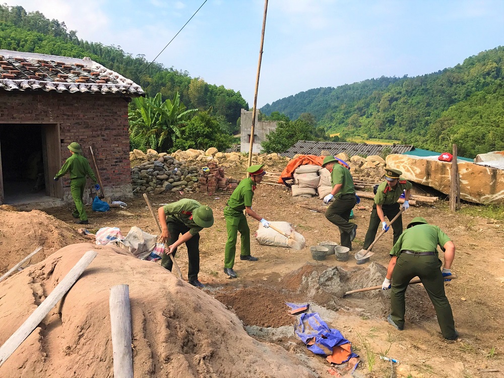 Công an huyện Bình Liêu giúp đỡ người dân xây nhà. 