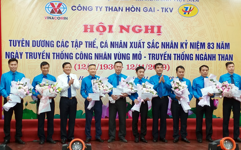 Lãnh đạo Công ty Than Hòn Gai – TKV trao thưởng cho những tập thể, cá nhân có thành tích xuất sắc trong phong trào thi đua năm 2019