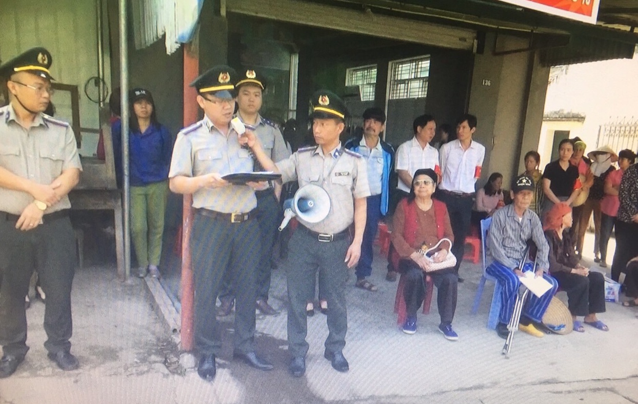 Cơ quan THA dân sự TX Đông Triều công bố quyết định cưỡng chế thi hành án.