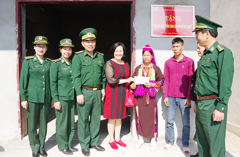Lãnh đạo 3 đơn vị trao nhà cho hội viên phụ nữ nghèo huyện Bình Liêu