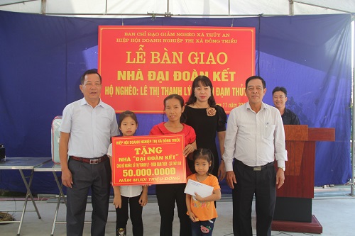1.	Đại diện Hiệp hội Doanh nghiệp thị xã Đông Triều trao tặng số tiền 50 triệu đồng cho gia đình chị Lê Thị Thanh Lý.