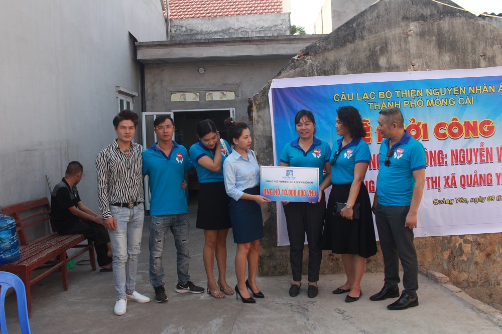Công ty Cổ phần Du lịch và Dịch vụ Hòn Gai cùng chung tay với CLB Thiện nguyện thành phố Móng Cái hỗ trợ kinh phí xây nhà cho ông Trang.