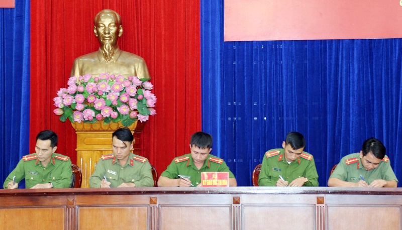 Đoàn viên thanh niên Công an tỉnh viets đơn tình nguyện đảm nhận nhiệm vụ tại Công an xã (Ảnh Quốc xã Công an Quảng Ninh).