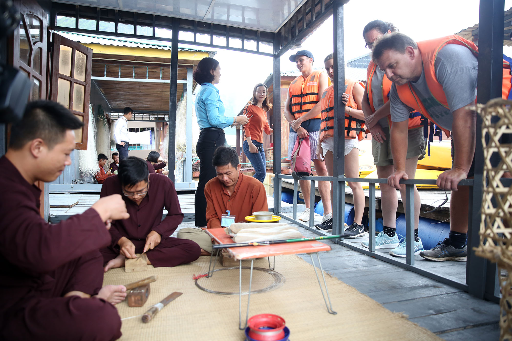 Những công việc truyền thống như đan lưới, làm móc câu, hay đan những công cụ đánh bắt cá,..., thu hút du khách nước ngoài.
