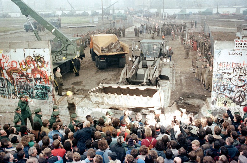 Ngày 12/11/1989, người ta không chỉ dùng những dụng cụ như búa, đục nhỏ bé mà còn huy động cả những chiếc xe ủi và cần cẩu để phá đổ Bức tường Berlin.