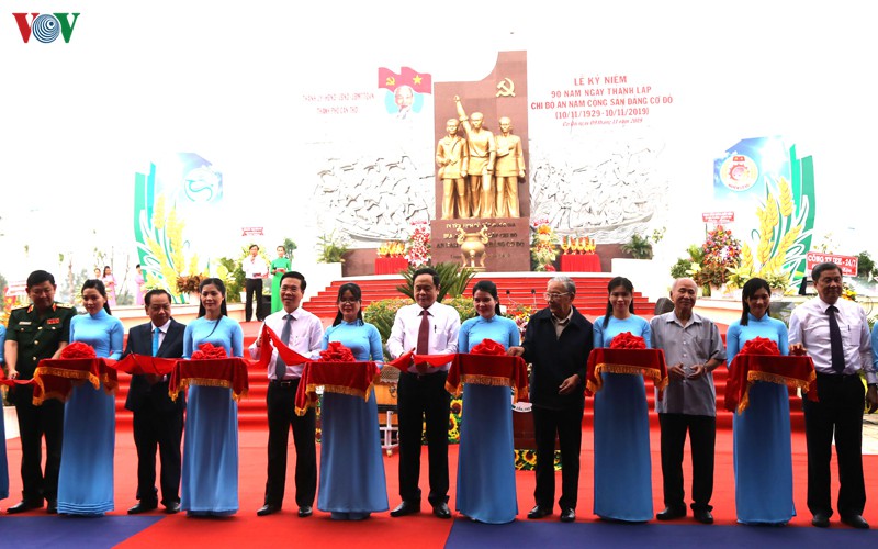 Trưởng Ban Tuyên giáo Trung ương cùng các đại biểu cắt băng khánh thành khu di tích quốc gia An Nam Cộng sản Đảng