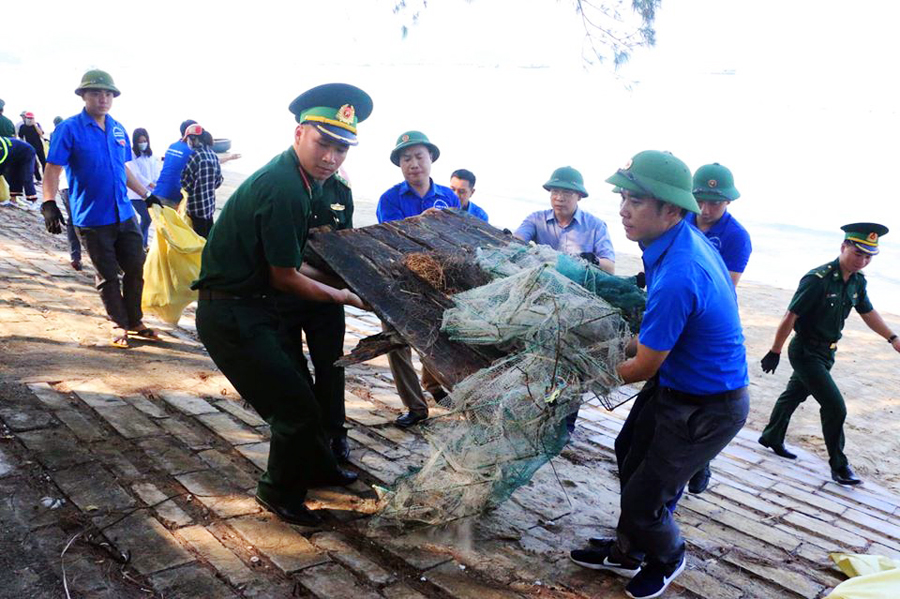 Huyện Đoàn Cô Tô phối hợp với Ban Chỉ huy quân sự huyện tổ chức ra quân dọn dẹp vệ sinh môi trường biển