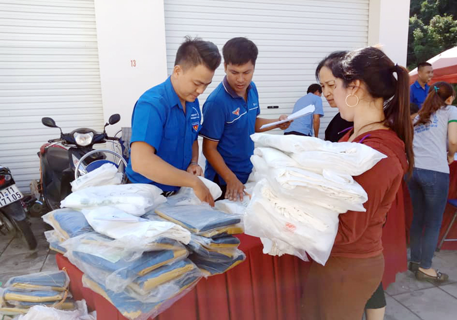Khối MTTQ và các tổ chức CTXH huyện Cô Tô tổ chức cấp đổi túi nilon khó phân hủy sang túi thân thiện môi Trường tại Trung tâm thương mại cho các hộ kinh doanh
