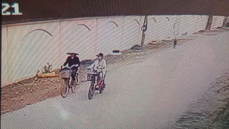 Camera ở gần hiện trường ghi lại cảnh 2 bà cháu đi xe đạp