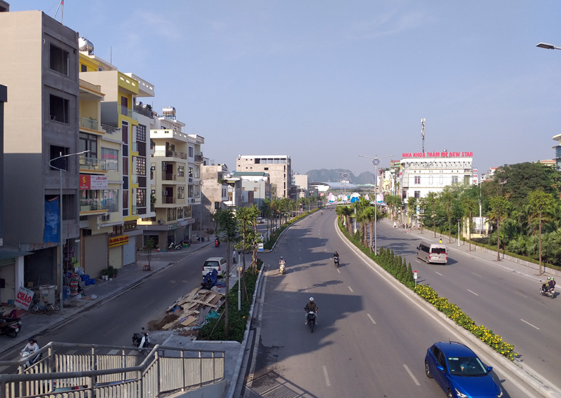 Tuyến Nguyễn Văn Cừ(TP Hạ Long) được kết hợp hạ ngầm hệ thống điện, cáp quang với chỉnh trang đô thị đã  tạo diện mạo sáng, xanh, sạch, đẹp