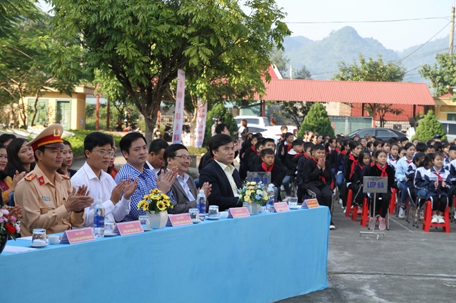 Các đại biểu và đông đảo học sinh dự buổi tập huấn.