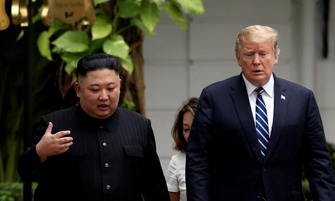 Lãnh đạo Triều Tiên Kim Jong-un (trái) và Tổng thống Mỹ Donald Trump tại hội nghị thượng đỉnh ở Hà Nội hồi tháng hai. Ảnh: Reuters.