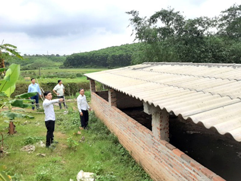 Người dân thôn Đá Phẳng đã xây dựng được 4 khu chăn nuôi tập trung xa khu dân cư góp phần bảo vệ môi trường, xây dựng nông thôn mới.