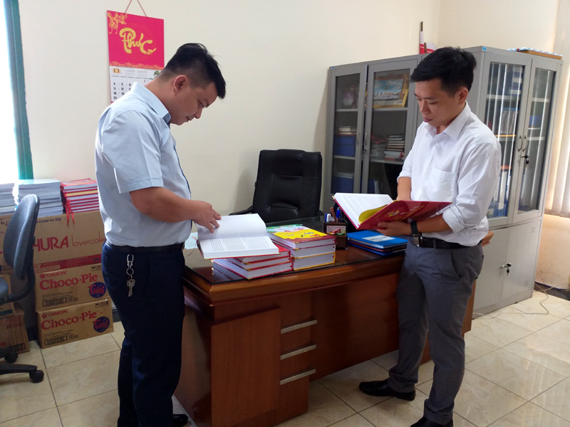 Cán bộ Đoàn Thanh niên Công ty Than Dương Huy – TKV rà soát, lựa chọn những tác phẩm tiêu biểu của ĐVTN tham gia Cuộc thi tìm hiểu 90 Đảng Cộng sản Việt Nam. Ảnh: Quang Minh