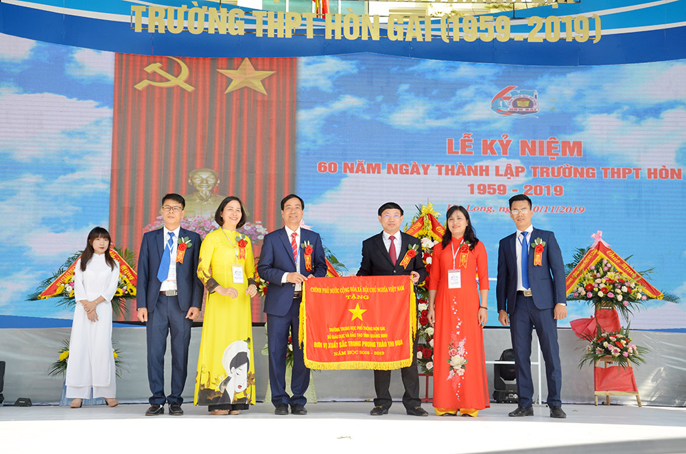 Đồng chí Nguyễn Xuân Ký, Bí thư Tỉnh ủy, Chủ tịch HĐND tặng cờ thi đua của Chính phủ cho tập thể Trường THPT Hòn Gai, TP Hạ Long.