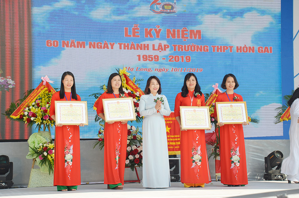 Đồng chí Vũ Thị Thu Thủy, Phó Chủ tịch UBND tặng bằng khen của Bộ GD&ĐT cho các cá nhân.