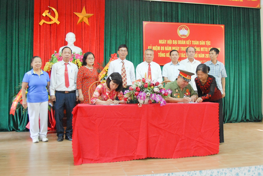 Đại diện cán bộ, đảng viên, nhân dân khu phố 5 (phường Hồng Hà, TP Hạ Long) ký cam kết thi đua trong năm 2020.
