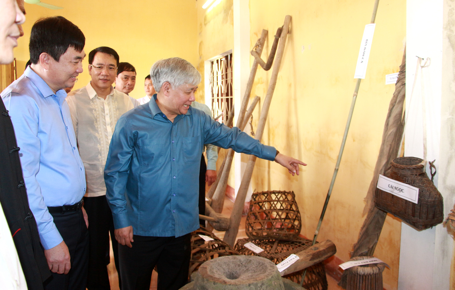 Các đại biểu tham quan khu trưng bày các công cụ sản xuất nông nghiệp của người dân tộc sán dìu tại xã Bình Dân.