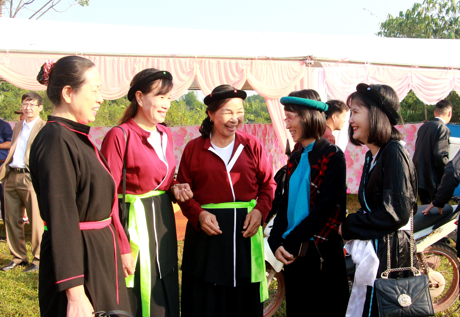 Ngày hội là dịp để các dân tộc cùng sinh sống trên địa bàn huyện Vân Đồn gặp gỡ, trao đổi.