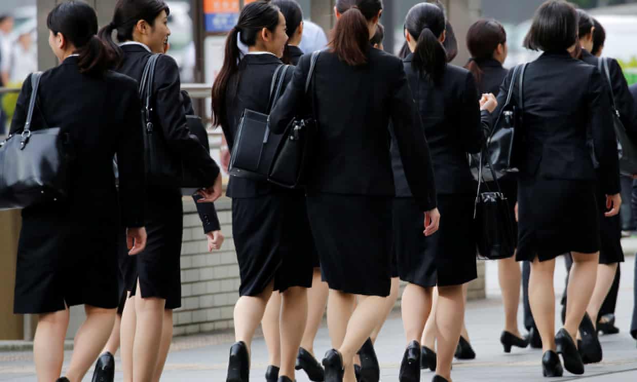 Phụ nữ Nhật Bản từng đấu tranh phản đối quy định phải đi giày cao gót tại công sở. Ảnh: Reuters