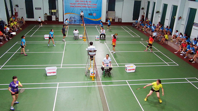 Quang cảnh thi đấu Giải cầu lông các CLB của Liên đoàn Cầu lông Quảng Ninh.