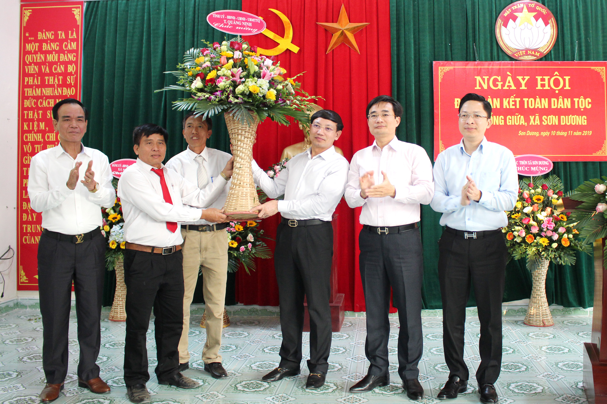 Đồng chí Bí thư Tỉnh ủy, Chủ tịch HĐND tỉnh, tặng hoa chúc mừng thôn Đồng Giữa.