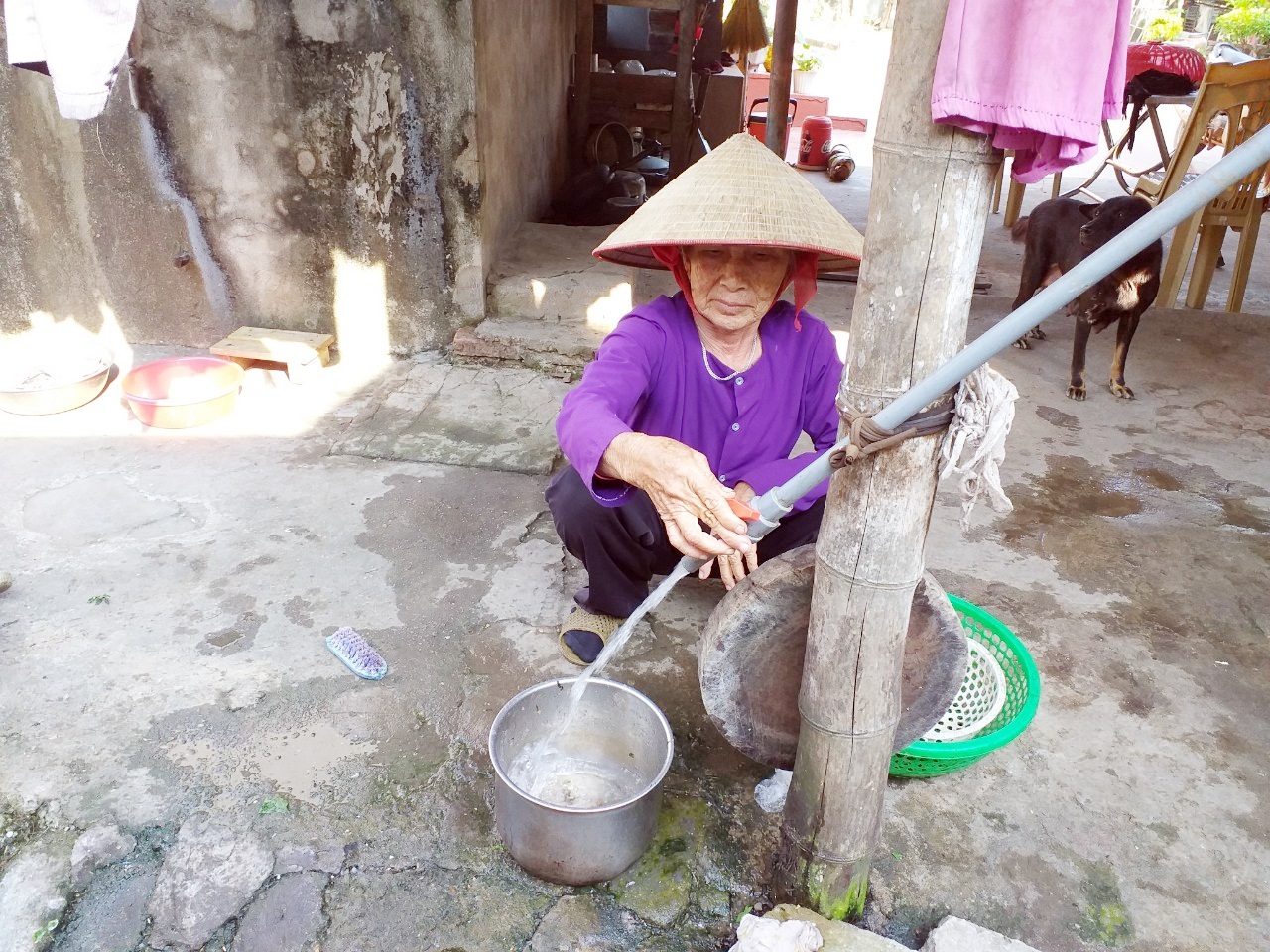 Bà Lê Thị Thực, thôn Đông 1, xã Liên Vị, TX Quảng Yên phấn khởi khi có nước sạch sử dụng. 
