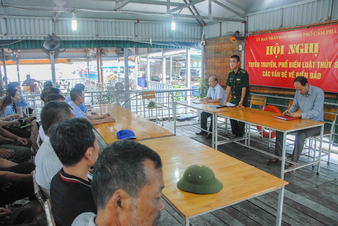 Phòng Tư pháp TP Cẩm Phả phối hợp Đồn Biên phòng cửa khẩu cảng Cẩm Phả tuyên truyền về Luật thủy sản và các vấn đề biển đảo cho ngư dân tại địa phương, tháng 8/2019.