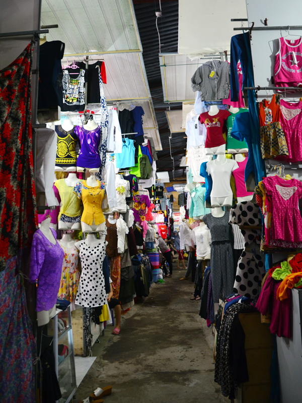 Hành lang chật hẹp trong nhà chợ chính chợ Cái Rồng