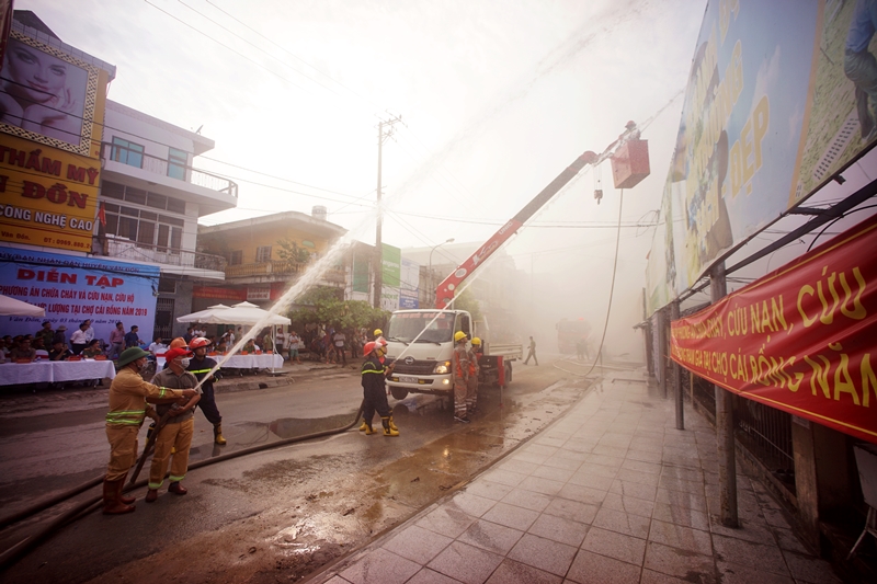 UBND huyện Vân Đồn tổ chức thực tập phương án chữa cháy chợ Cái Rồng năm 2019
