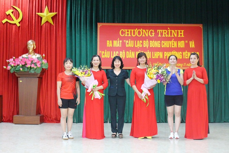 Hội LHPN TX Đông Triều tặng hoa chúc mặng CLB dân vũ phường Yên Thọ trong lễ ra mắt vào đầu tháng 11/2019. 