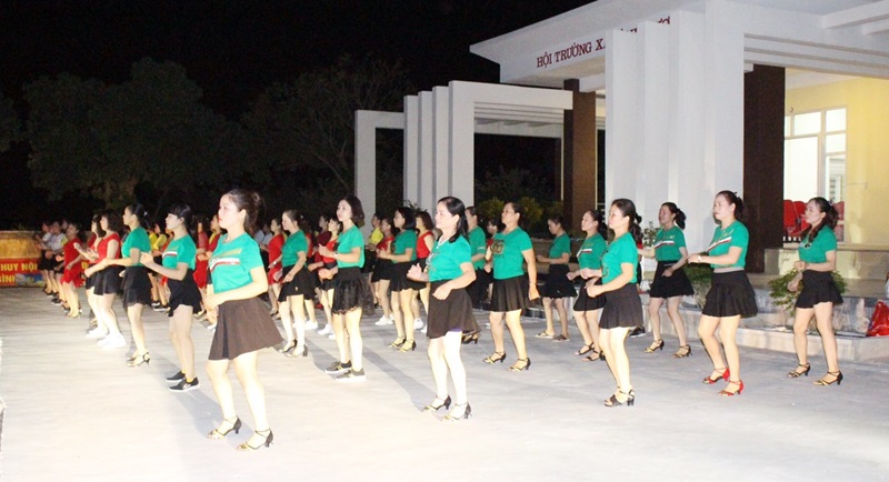 Thành viên của CLB dân vũ xã Bình Dương (TX Đông Triều) tham gia luyện tập.