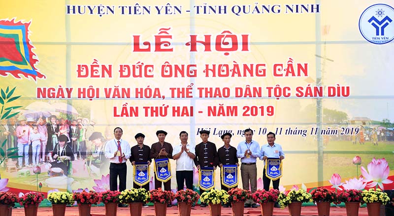 Lãnh đạo huyện Tiên Yên trao cờ lưu niệm cho các đội tham gia tại lễ hội