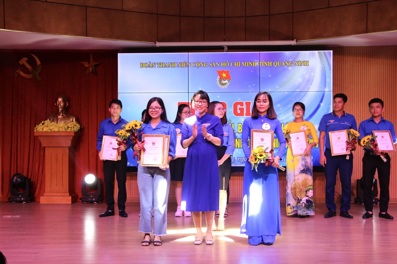 Ban Tổ chức Hội thi trao giải Nhì cho các thí sinh tham gia. 
