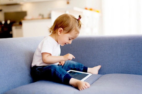 Trẻ tiếp xúc nhiều với thiết bị điện tử sẽ bị ảnh hưởng tới não.
