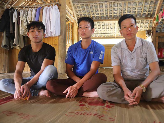 Ba trong 5 người kiện VKSND tỉnh (từ trái qua: Đặng Việt Sơn, Đặng Văn Quang, Bàn Văn Thái).