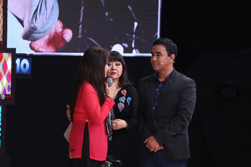 Danh ca Hương Lan và MC Quyền Linh xuất hiện trên sân khấu, chia sẻ về cố NSƯT Bắc Sơn.
