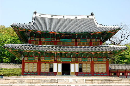 Seoul là nơi lưu giữ nhiều kiến trúc cung đình cổ kính. Ảnh: Envato.