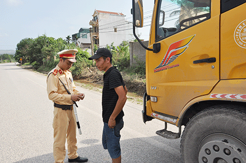 Công an huyện Hoành Bồ kiểm tra người điều khiển phương tiện vi phạm Luật giao thông