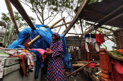 Một phụ nữ ở trong ngôi nhà bị bão Bulbul đánh sập tại Khulna, Bangladesh hôm 10/11. Ảnh: Reuters.