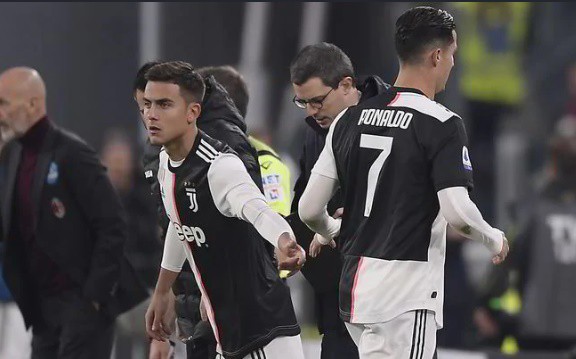 Ronaldo không hài lòng khi bị thay ra sớm. (Ảnh: Reuters).