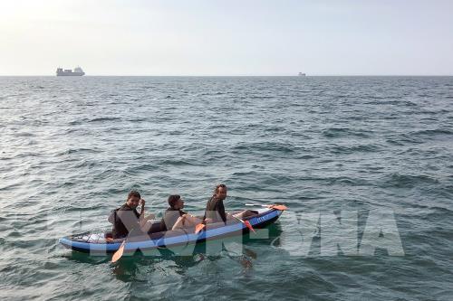 Người di cư trong hành trình vượt eo biển Manche từ Pháp tới Anh ở ngoài khơi bờ biển Calais, Pháp ngày 4/8/2018. Ảnh: AFP/TTXVN