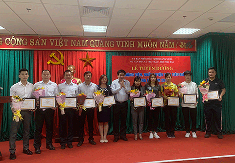Đồng chí Mai Vũ Tuấn, Tỉnh ủy viên, Chủ tịch Hội Nhà báo, Giám đốc Trung tâm Truyền thông tỉnh trao phần thưởng cho các HLV, VĐV tiêu biểu Vùng mỏ năm 2018