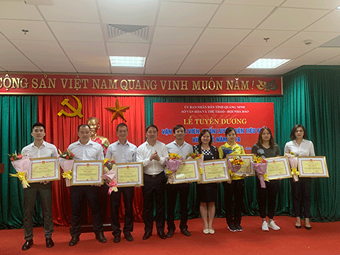 Thừa ủy quyền, đồng chí Nguyễn Thanh Tùng, Phó Giám đốc Sở VH-TT trao Bằng khen của UBND tỉnh cho các cá nhân đã có thành tích xuất sắc tham gia Đại hội TDTT toàn quốc lần thứ VIII năm 2018