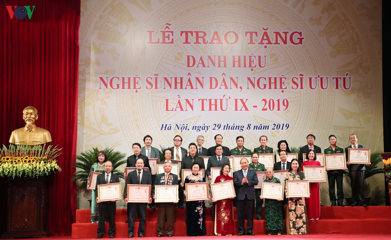 Các nghệ sĩ vinh dự được Thủ tưởng Nguyễn Xuân Phúc trao tặng danh hiệu trong đợt xét tặng danh hiệu 