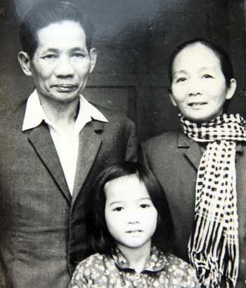 Cụ Trương Quang Đẩu cùng vợ và con gái.