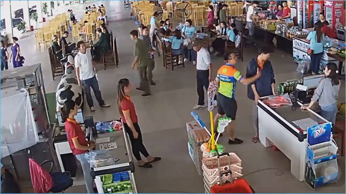 Thượng úy Nguyễn Xô Việt ném xúc xích vào mặt và tát nhân viên bán hàng ở trạm dừng nghỉ. (Ảnh: cắt từ clip)