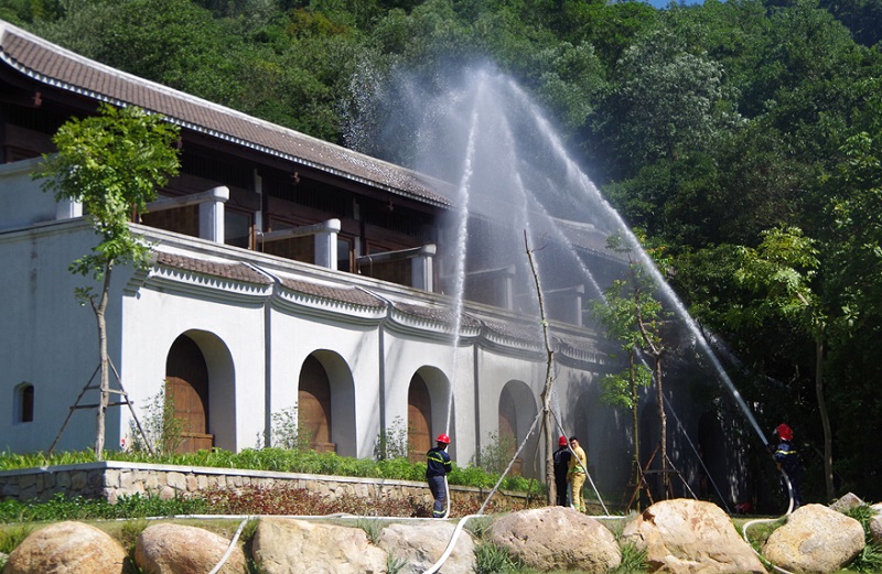 Thực tập phun nước dập tắt đám cháy tại Khu tĩnh dưỡng Legacy Yên Tử.