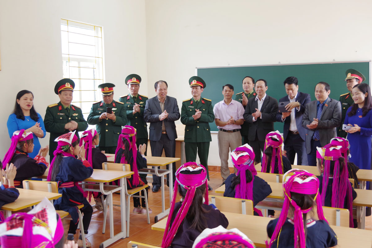 Bộ CHQS tỉnh hỗ trợ xây dựng công trình phòng học tại Điểm trường Tiểu học thôn Khe Tâm (huyện Ba Chẽ), với kinh phí gần 600 triệu đồng.